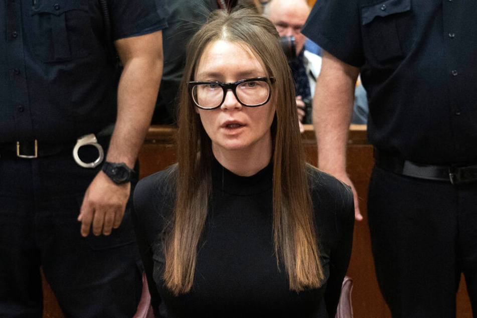 Anna Sorokin, Hochstaplerin aus Deutschland, sitzt bei der Urteilsverkündung in einem Gerichtssaal im höchsten Gericht des Bundesstaats New York.