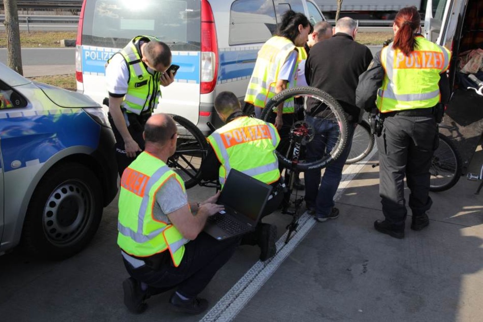 Die Polizisten überprüften auch Fahrräder.