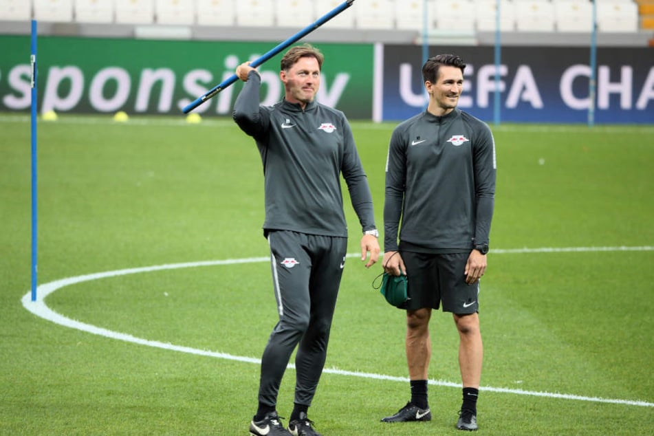 RB Leipzig und Trainer Ralph Hasenhüttl (l.) verlieren im Sommer Athletiktrainer Nicklas Dietrich (r.).