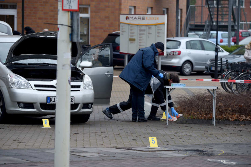 Das Opfer habe am ganzen Körper gebrannt und schwebe in Lebensgefahr, sagte ein Polizeisprecher.