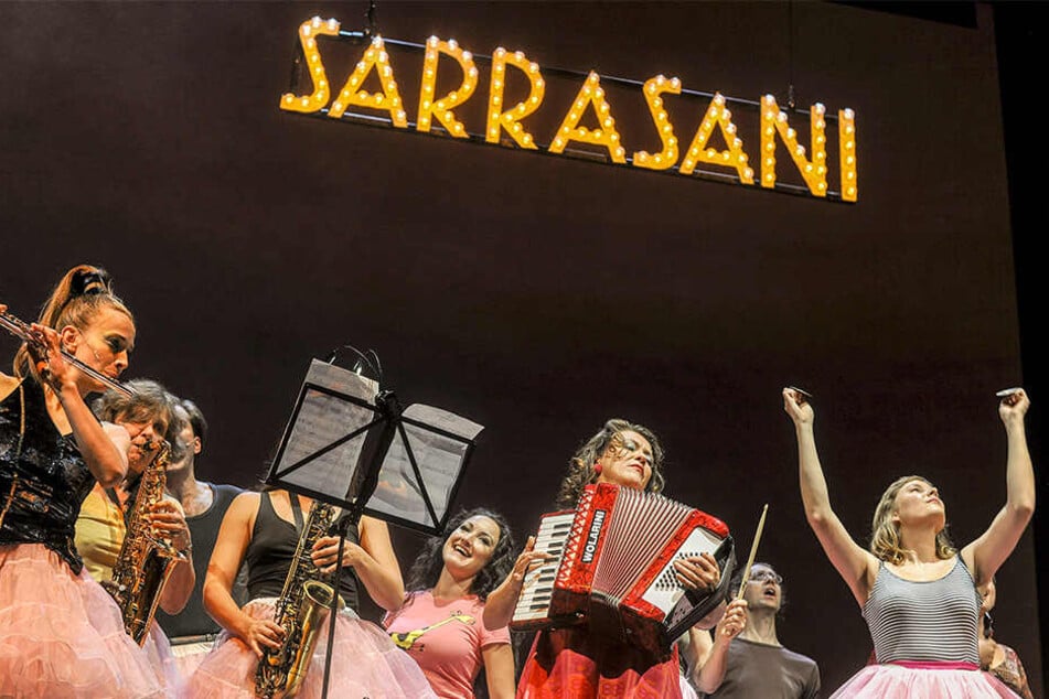 Circus Sarrasani präsentiert "The Greatest Show on earth".
