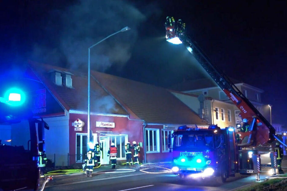 Die Feuerwehr löschte den Brand in dem Restaurant.