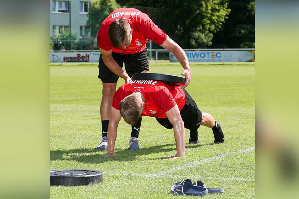 Die 3. Liga kostet Kraft: Maurice Hehne packt Sascha Härtel beim Liegestütz noch ein Gewicht drauf...