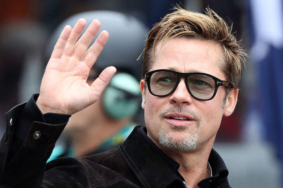 Brad Pitt legt seine Hände jetzt lieber an Lehm an.