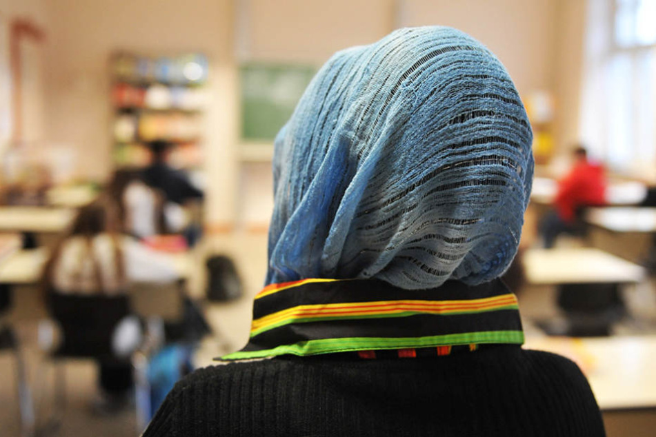 Bisher dürfen Muslima im Unterricht kein Kopftuch tragen. (Symbolbild)