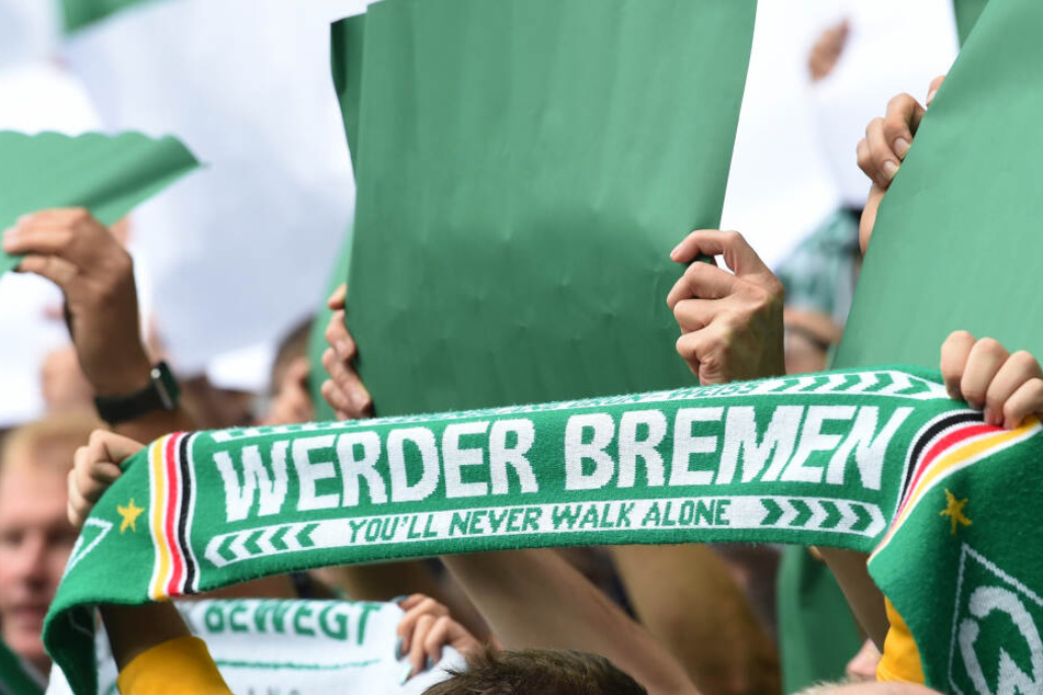 Fans vom FC Werder Bremen feuern ihre Mannschaft an (Symbolbild).