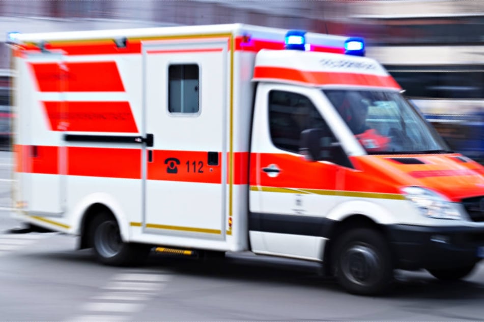Mehrere Rettungsfahrzeuge sind im Einsatz (Symbolbild).
