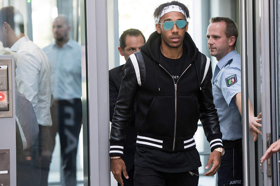 Hinter einer Sonnenbrille versteckt betrat Pierre-Emerick Aubameyang das Gerichtsgebäude.