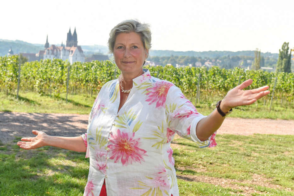 Eine Lage mit viel Potenzial! Prinzessin zur Lippe zeigt, welch herrliche Aussicht die Gäste von der Terrasse des Pagoden-Neubaus hätten.