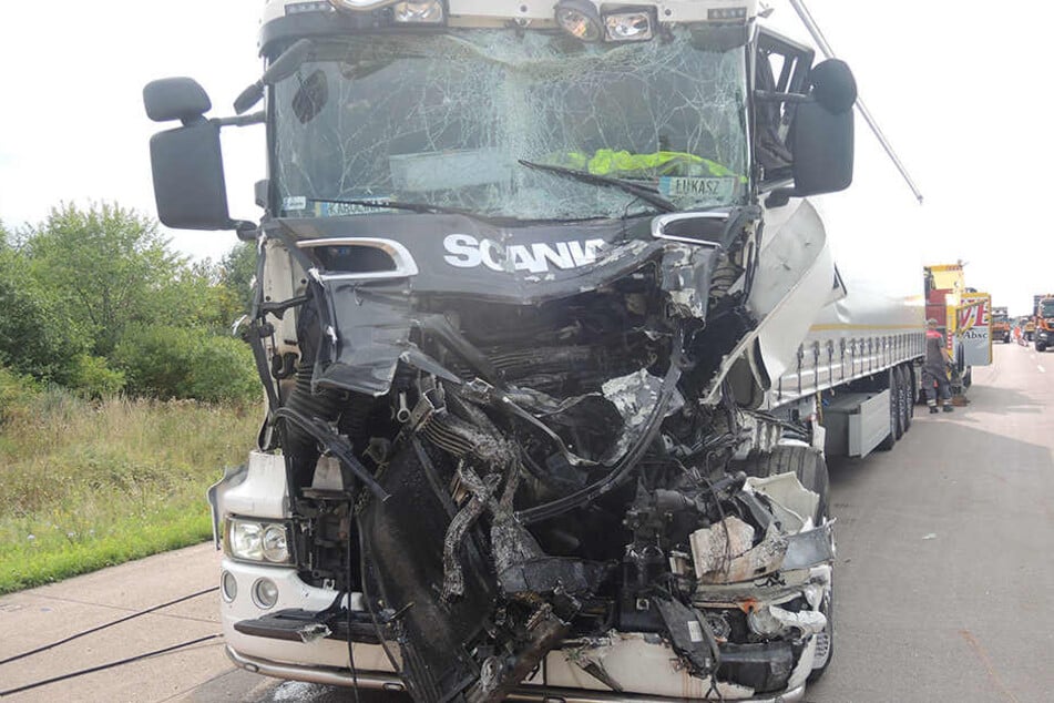 Der Lkw-Fahrer wurde bei dem Unfall verletzt und kam in ein Krankenhaus.