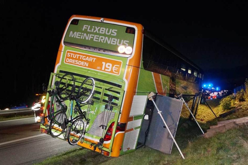 Der Flixbus musste seitlich abgestützt werden, damit er nicht umkippt.