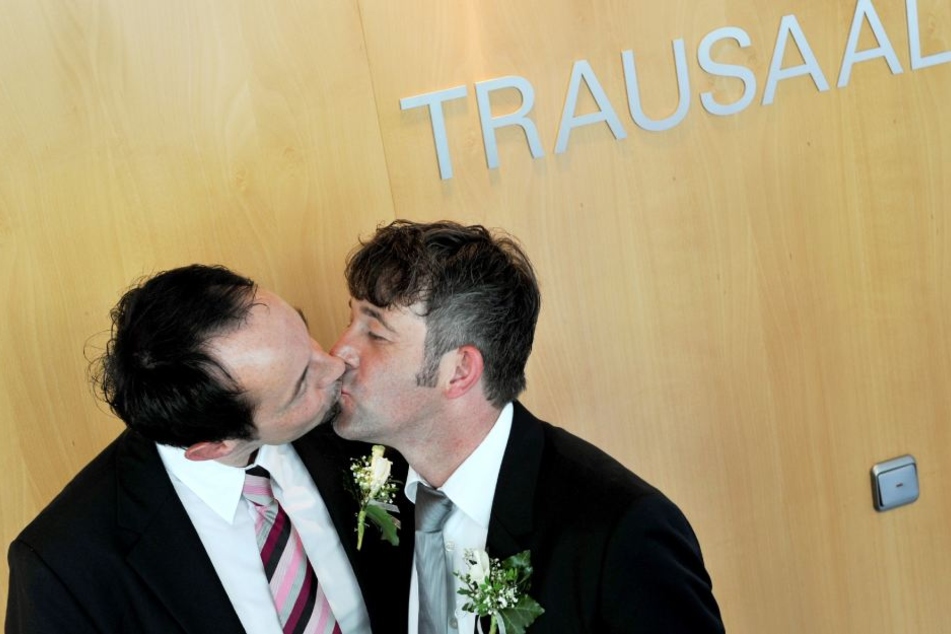 Heiko Czichoschewski (l.) und Michael Titze (r.) küssen sich nach ihrer gleichgeschlechtlichgeschlossen Lebenspartnerschaft in München. (Symbolbild/Archivbild)