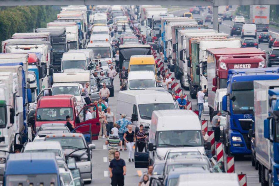 Immer wieder blockieren Autofahrer die Rettungsgasse und somit auch die Einsatzkräfte. (Symbolbild)