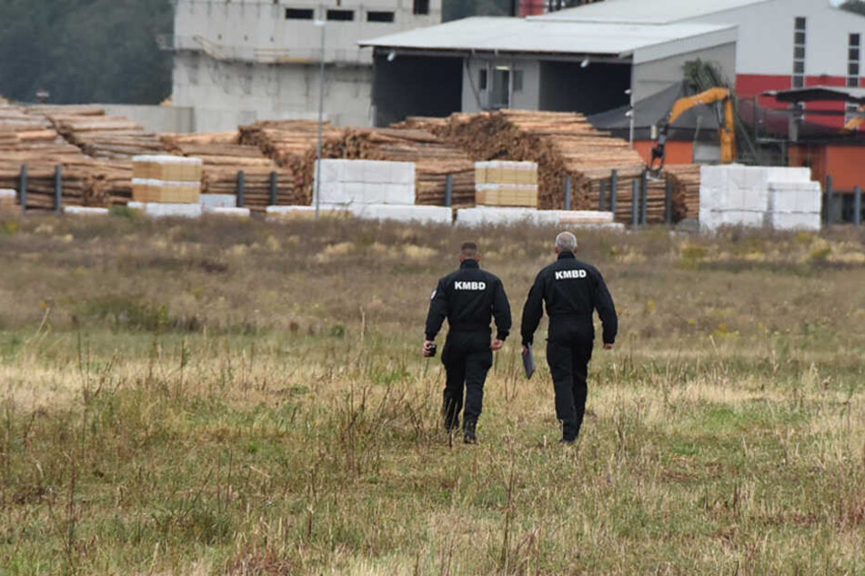 Spezialisten des Kampfmittelbeseitigungsdienstes sind im Einsatz