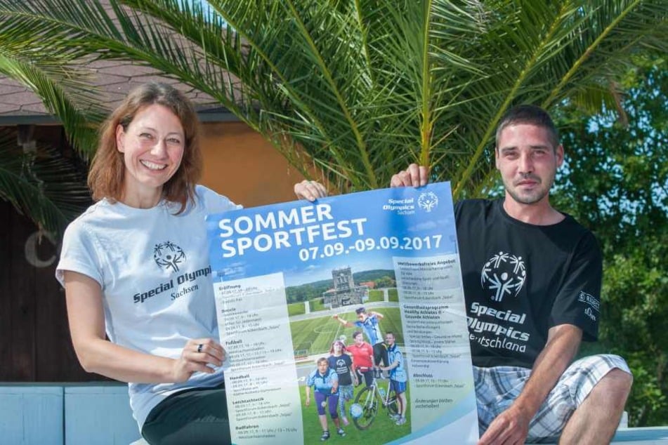 Die Special-Olympics-Projektleiterin Bianca Klotzsche (41) und der Glauchauer Fußballer Christian Lutz (31) präsentierten am Montag das Program des Sommersportfestes.