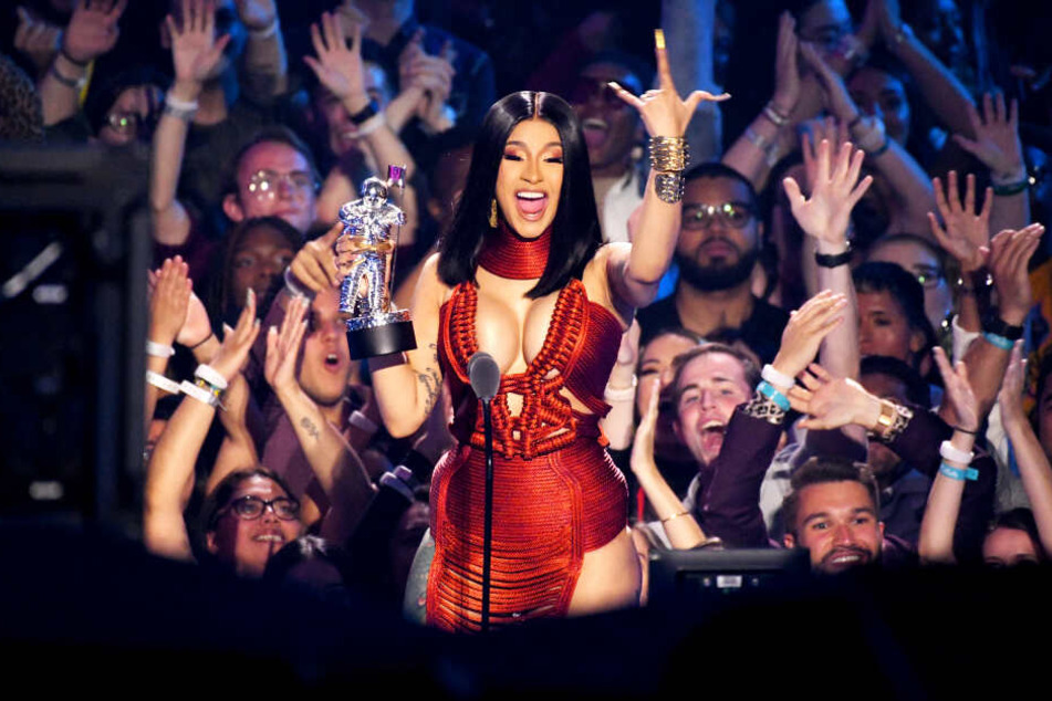 Cardi B. nahm bei der Verleihung der MTV Video Music Awards den "Best Hip Hop" Award für "Money" entgegen.