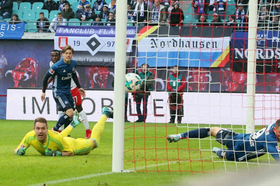 Ballgewinn, Pass, Flanke, Kopfball, Tor: Bruma (hinten links) schloss einen blitzschnellen Konter in der 9. Minute zum 1:0 für RB Leipzig ab.