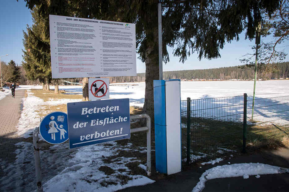 Ein Wagnis: Die Stadt Chemnitz warnt eindringlich davor, den zugefrorenen Schlossteich zu betreten. Wer es trotzdem tut, macht das auf eigene Gefahr.