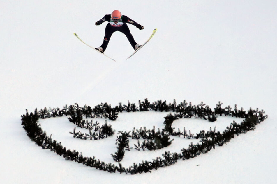 Karl Geiger bei seinem zweiten Sprung beim Neujahrsspringen.