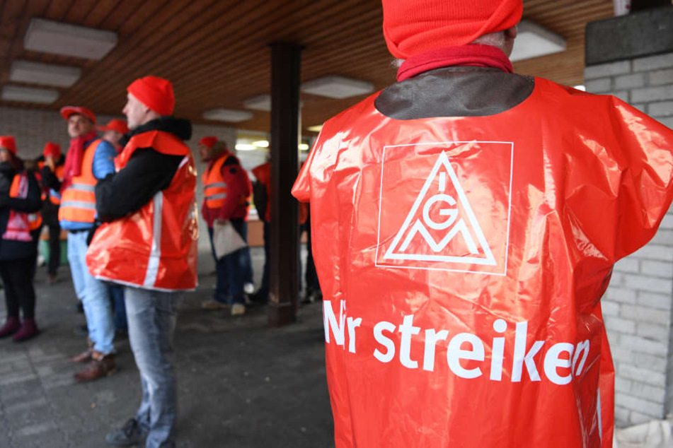 Die Tagesstreiks hatten am Mittwoch begonnen. Im Bild: Streikende bei ZF Friedrichshafen.