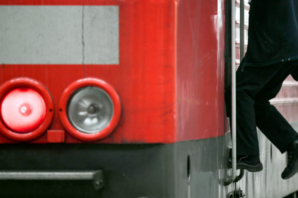 Die Polizei versucht nun herauszufinden, wer das Opfer aus dem Regionalexpress ist. (Symbolbild)
