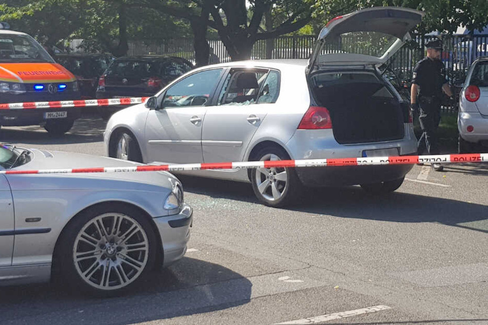 Die Scheiben am Auto waren zerstört, die Polizei sicherte den Tatort ab.