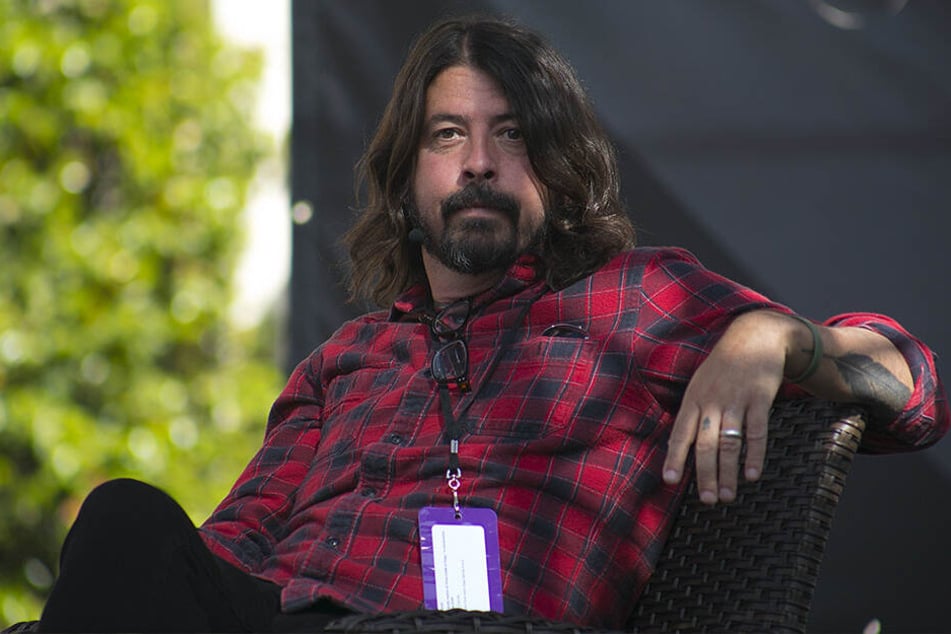 Der Sänger der US-Band Foo Fighters, Dave Grohl, kippte gleich beim ersten Konzert der Band in diesem Jahr von der Bühne.