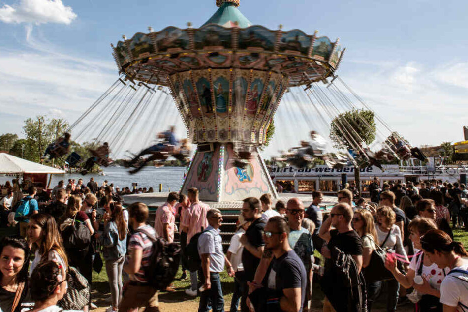 Zahlreiche Menschen nutzen das gute Wetter beim Baumblütenfest 2018.