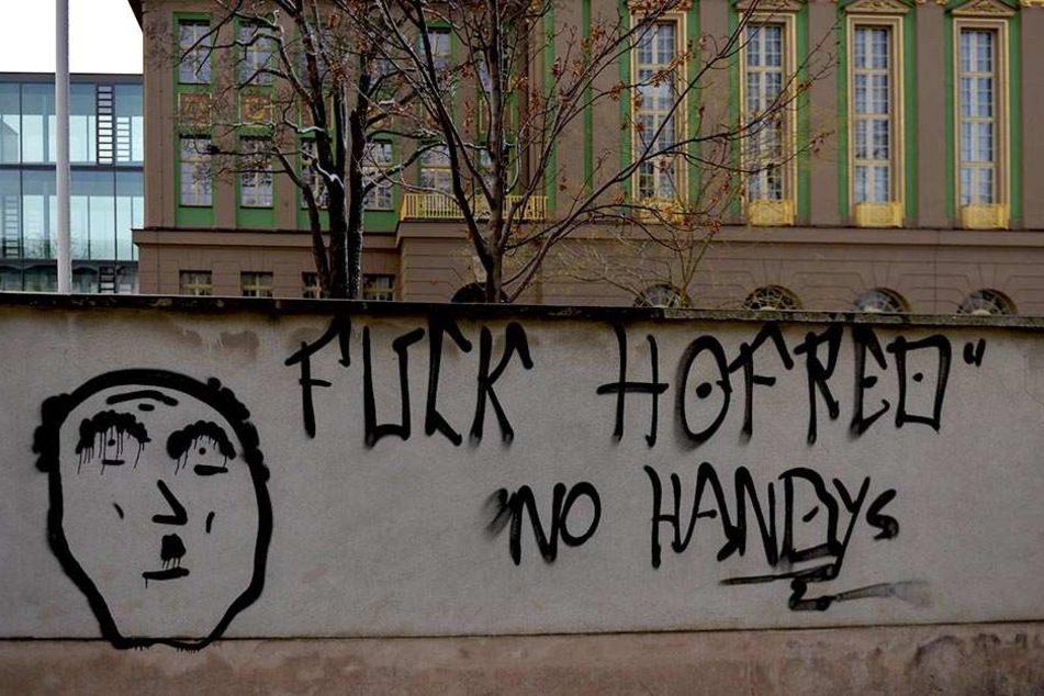 Schmierfinken rechneten offenbar mit ihrer Schule ab.