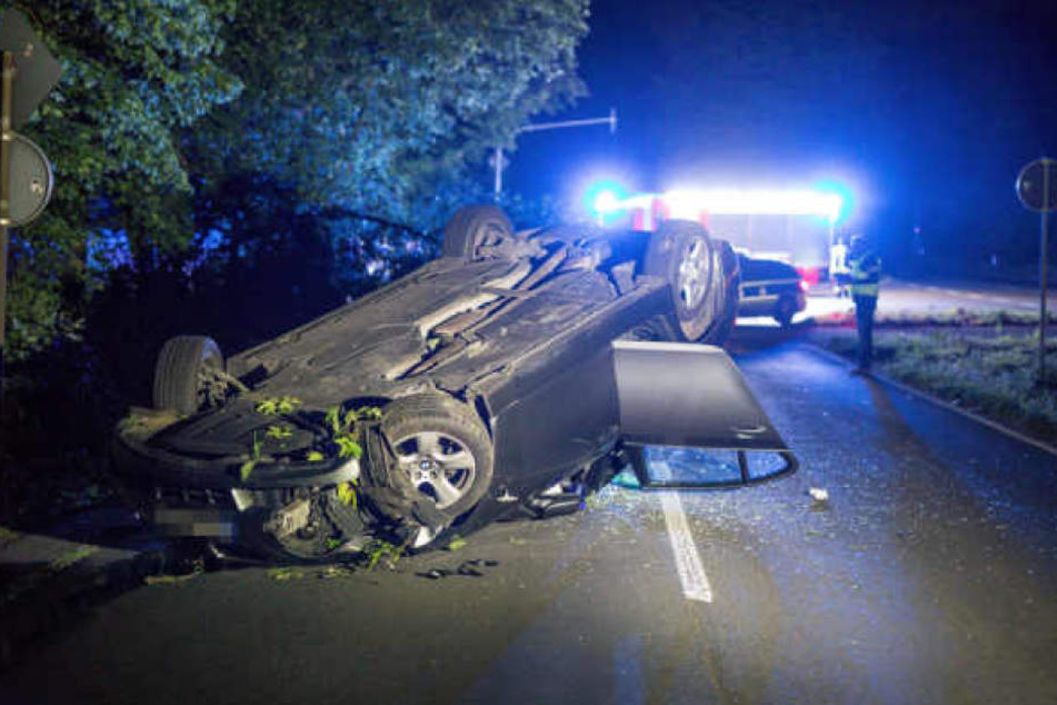 Das Auto der Zivilfahnder hatte sich bei dem Unfall überschlagen.