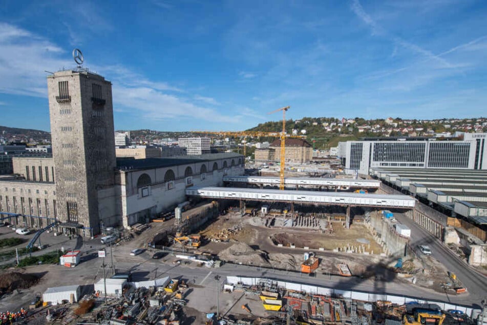 Grün-Schwarz kritisiert die Bahn, da sie offenbar Umplanungen bei Stuttgart 21 vornehmen möchte.