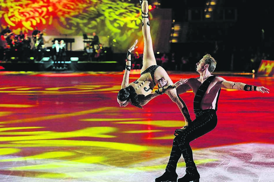 Spektakulär wird auch der Auftritt der russischen Eisakrobaten Fiona Zaldua und Dmitry Sukhanov.