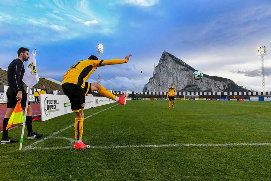 Ein Hauch von englischer Luft. Philip Heise tritt die Ecke bei einem Testspiel vor dem Affenfelsen von Gibraltar - ein britisches Überseegebiet an der Südküste Spaniens.