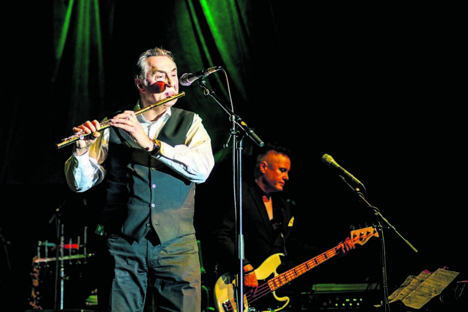 Bernd Aust (72) spielte Querflöte, begleitet von Dieter Beckert (67).