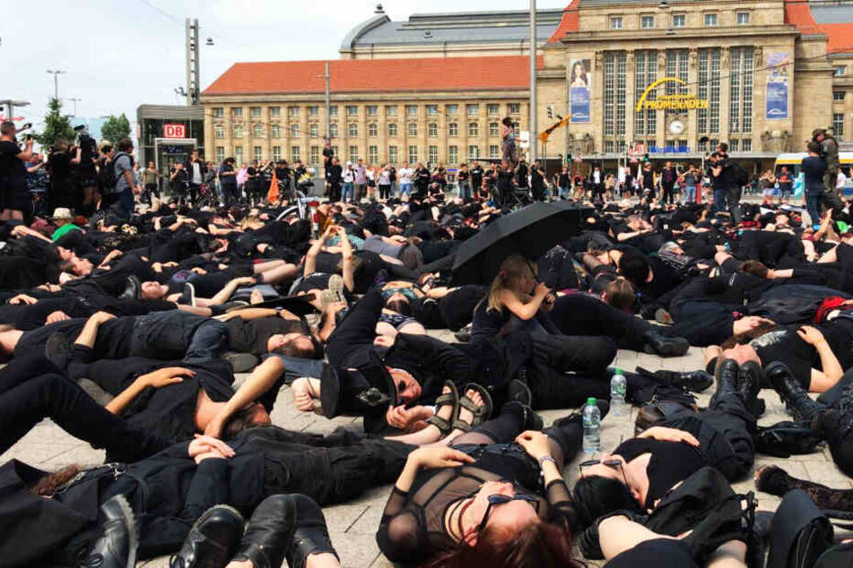 Auf dem Willy-Brandt-Platz endete die Demo mit einem Die-In.