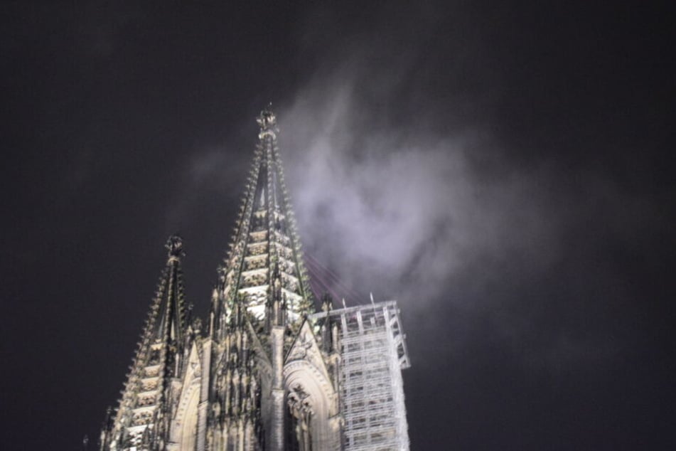 Bei dem vermeintlichen Rauch am Nordturm des Kölner Doms handelte es sich um eine Regenwolke.