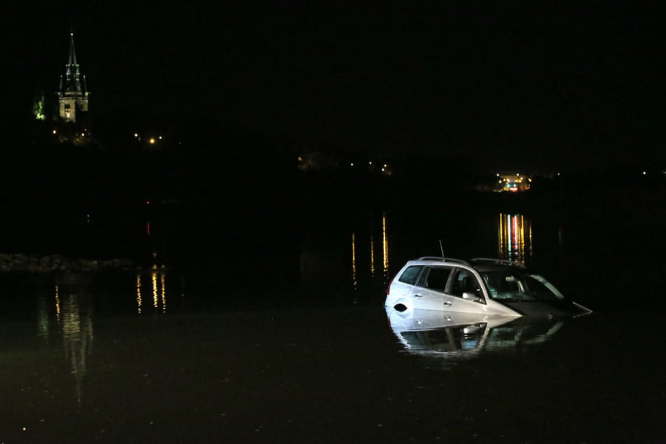 Der Wagen war von einem Parkplatz in die Elbe gerollt.