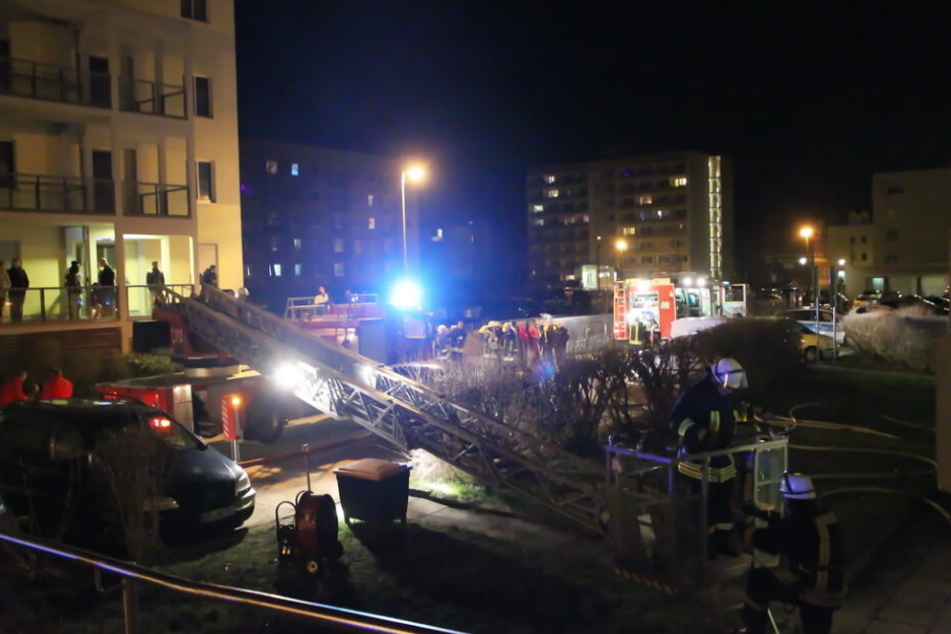 Neun Bewohner wurden mit Verdacht auf Rauchgasvergiftung in Krankenhäuser gebracht.