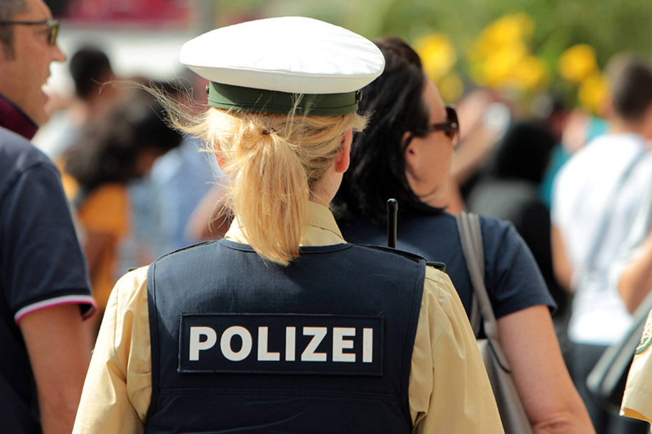 Eine Frau aus Dortmund darf nicht Polizistin werden, weil sie Silikonbrüste hat.