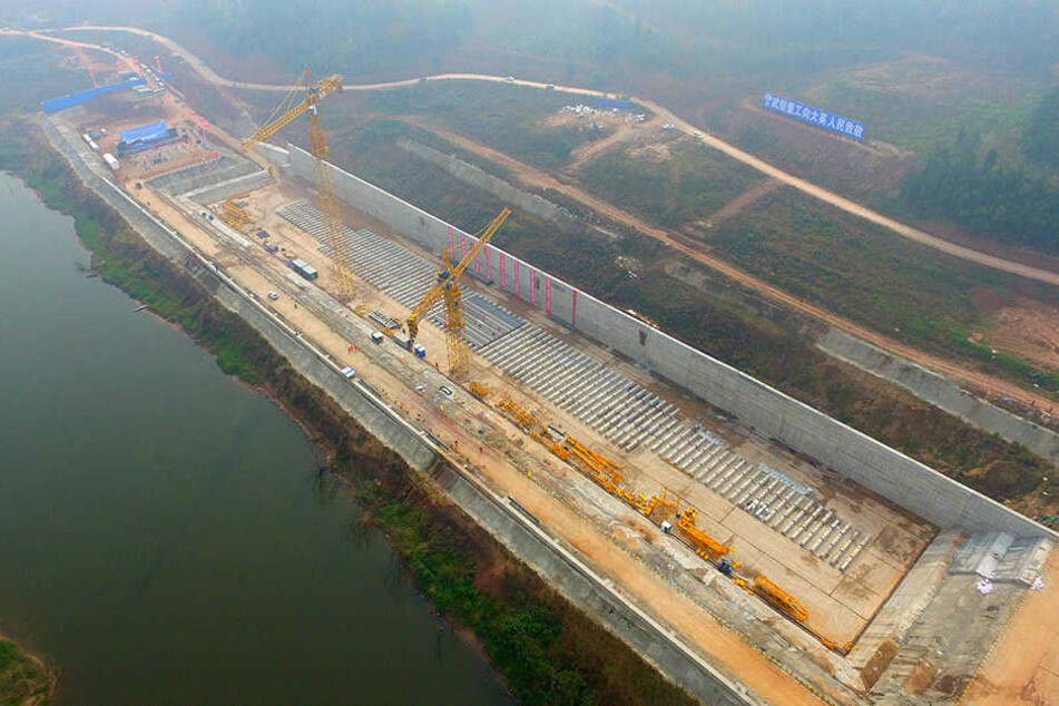 In China entsteht ein riesiger Titanic-Nachbau nahe einem Fluss.