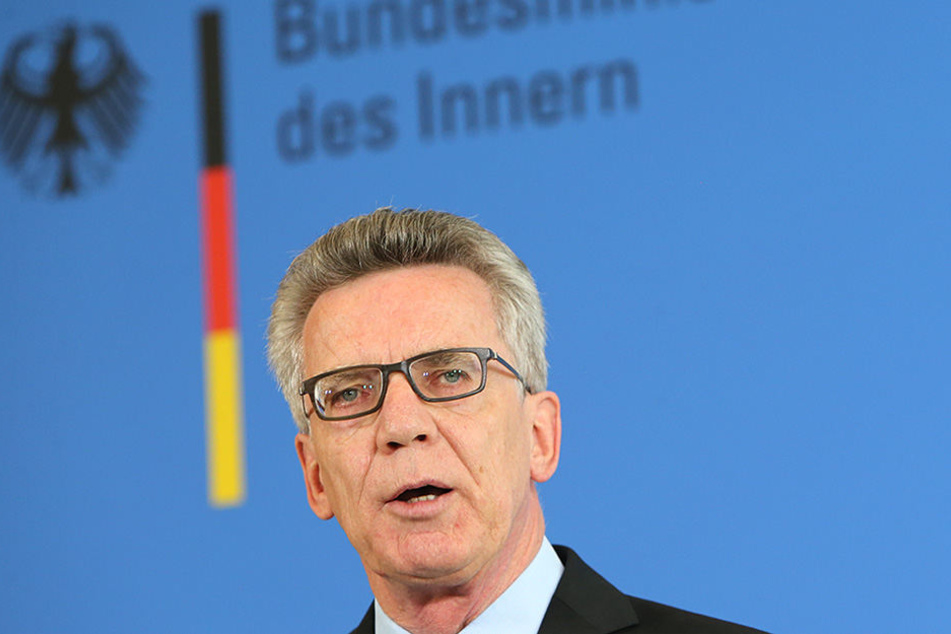 Der Bundesinnenminister will sich im Berliner Bahnhof Südkreuz über den umstrittenen Versuch zur automatischen Gesichtserkennung informieren.