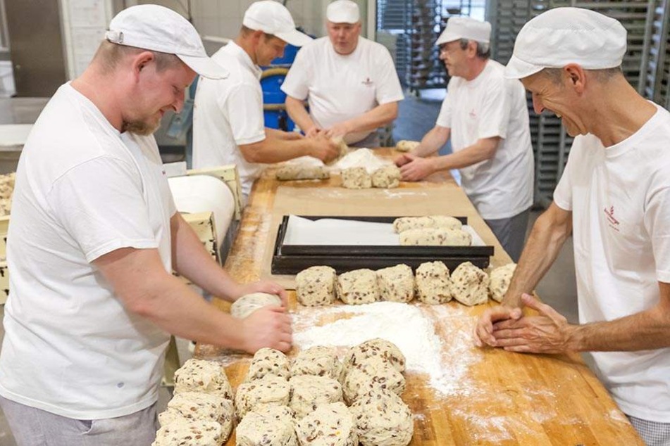 Die ersten 500 Stollen sind gebacken, ab Anfang September startet die Produktion mit 3000 Stück am Tag richtig durch.