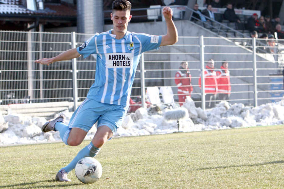 Dennis Mast war bis Ende Juni 2013 beim HFC. Nach Stationen in Karlsruhe und
Bielefeld spielt er seit Sommer auf Leihbasis für den CFC. Mast hat in dieser
Saison noch kein Punktspiel verpasst.
