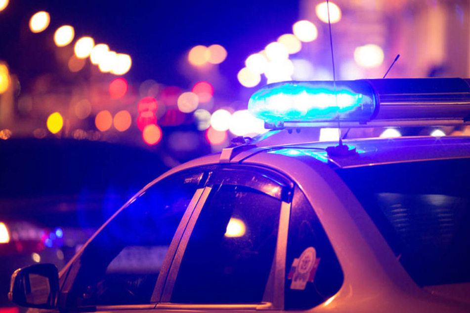 Als Zeugen den mysteriösen Mann mit Maske sahen, riefen sie sofort die Polizei. (Symbolbild)
