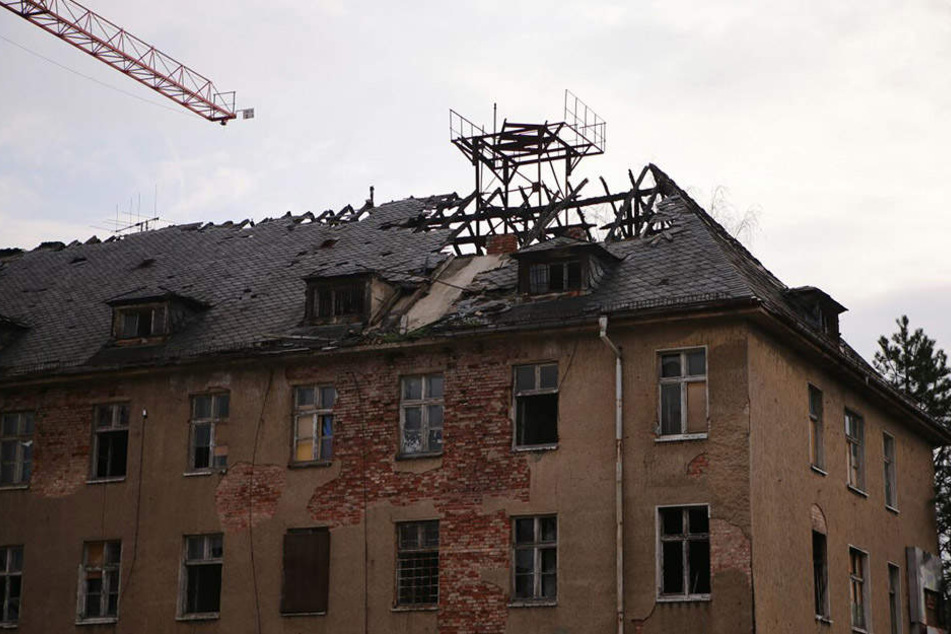 Der durch das Feuer teilweise zerstörte Dachstuhl in der Max-Liebermann-Straße am Morgen danach.
