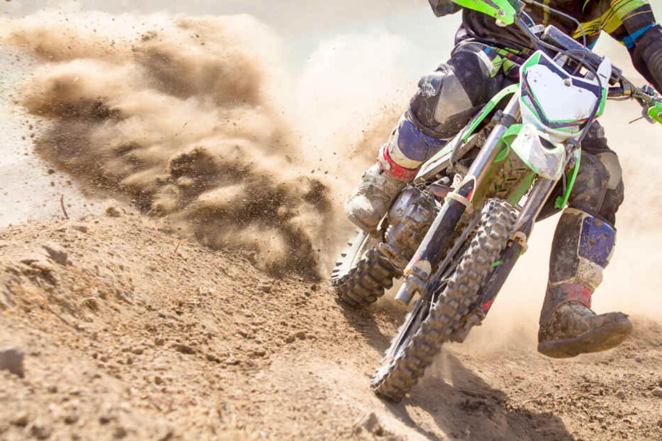 Mit einer Beschreibung sucht die Polizei nach den beiden Motocross-Fahrern. (Symbolbild)