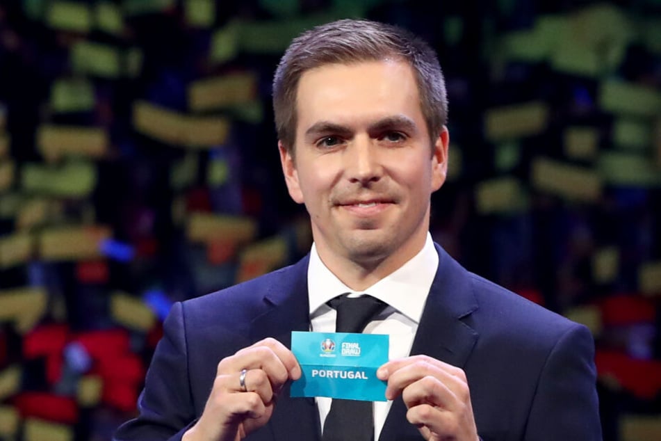 Philipp Lahm, ehemaliger Fußballnationalspieler aus Deutschland, hält das Los von Portugal.