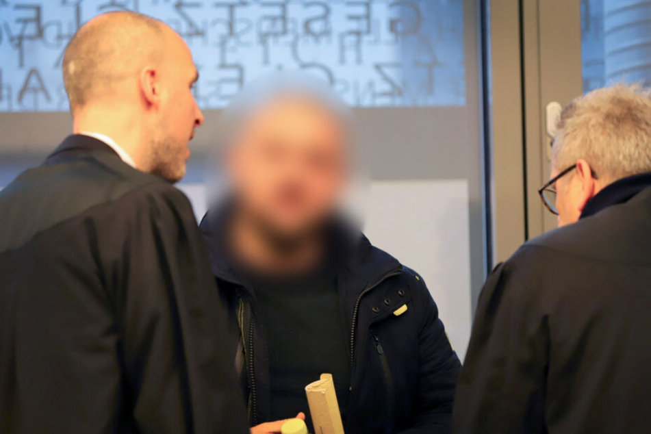 Der angeklagte Mann (Mitte) gestand die Tat. Er schoss sieben Mal auf das Opfer.