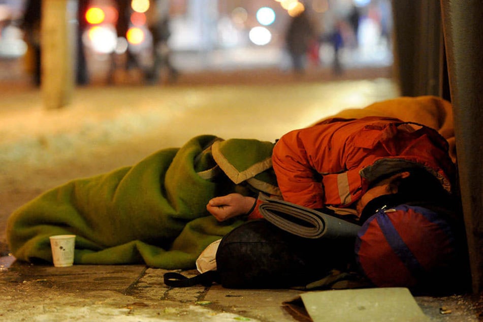Der Obdachlose wurde überfallen, während er schlief.