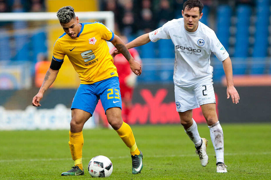Steffen Lang (re.) im Duell mit dem Braunschweiger Ex-Arminen Onel Hernández am Sonntag.